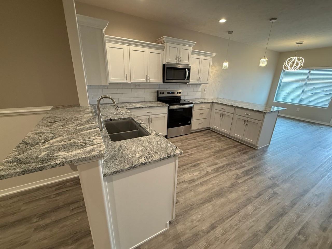 8907 S 47th St - Photo 6 of 16