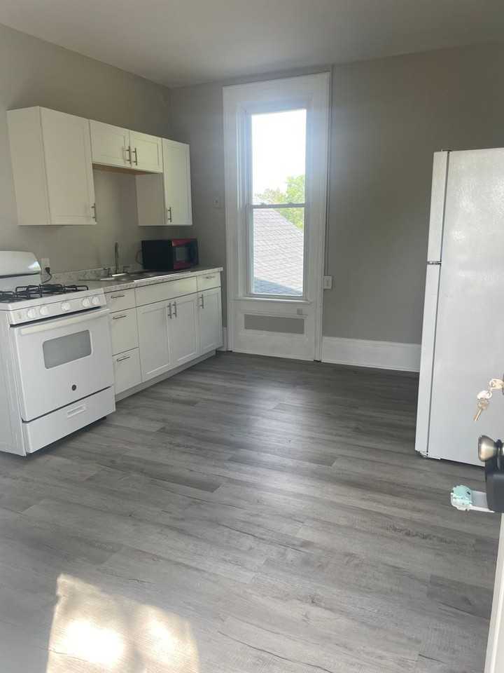 827 N Oakland St - Photo 2 of 6