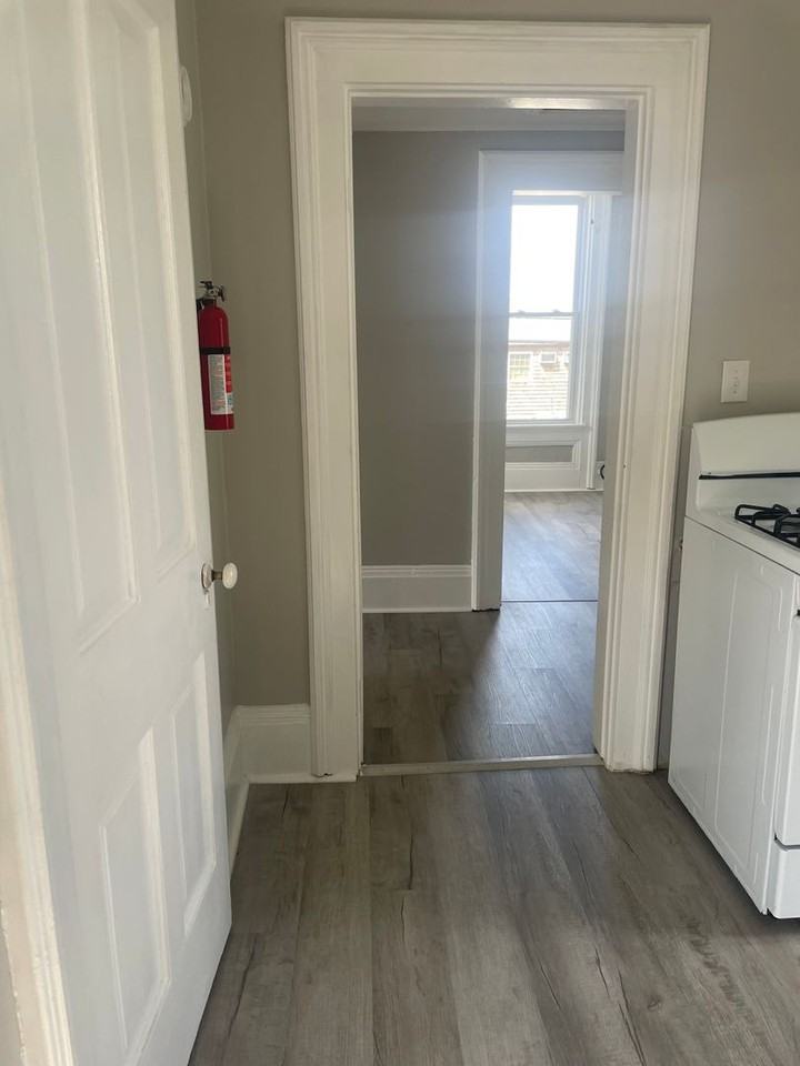 827 N Oakland St - Photo 3 of 6