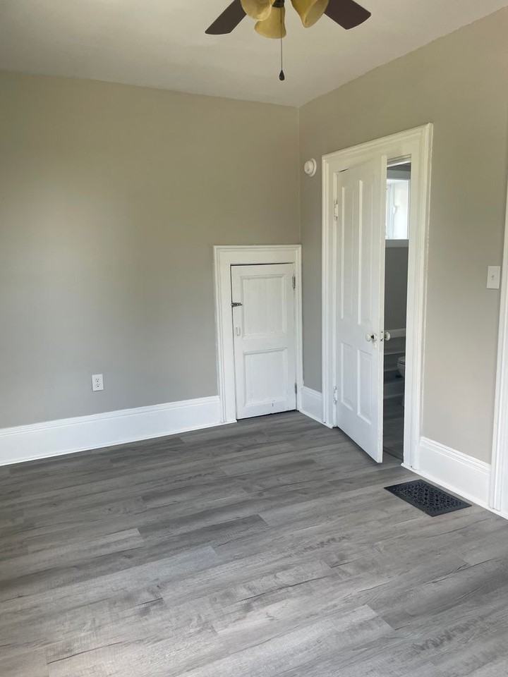 827 N Oakland St - Photo 5 of 6