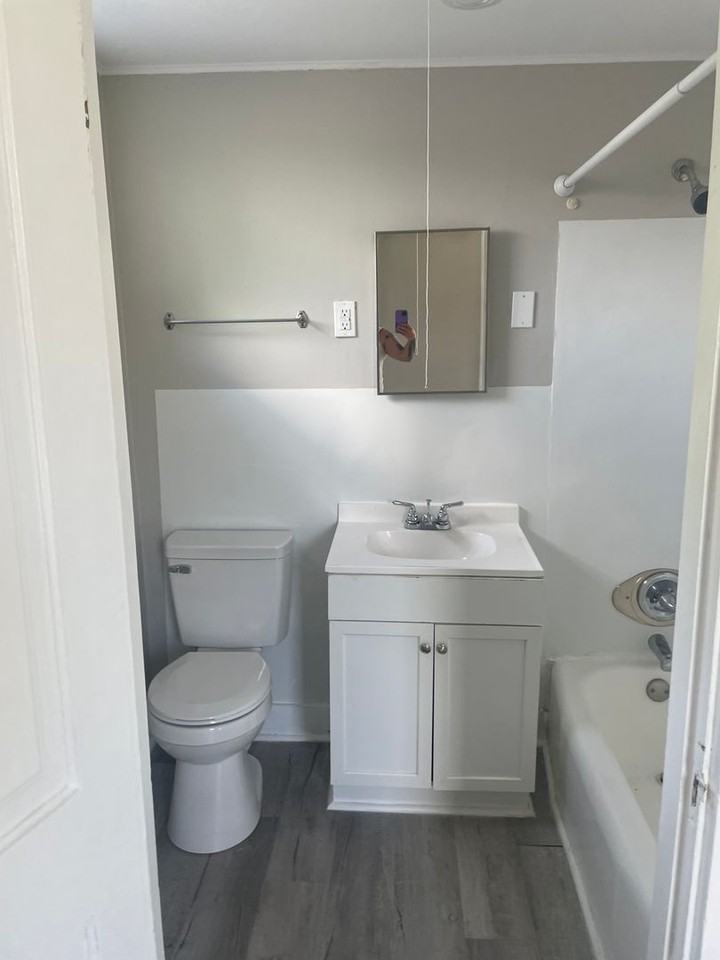 827 N Oakland St - Photo 6 of 6