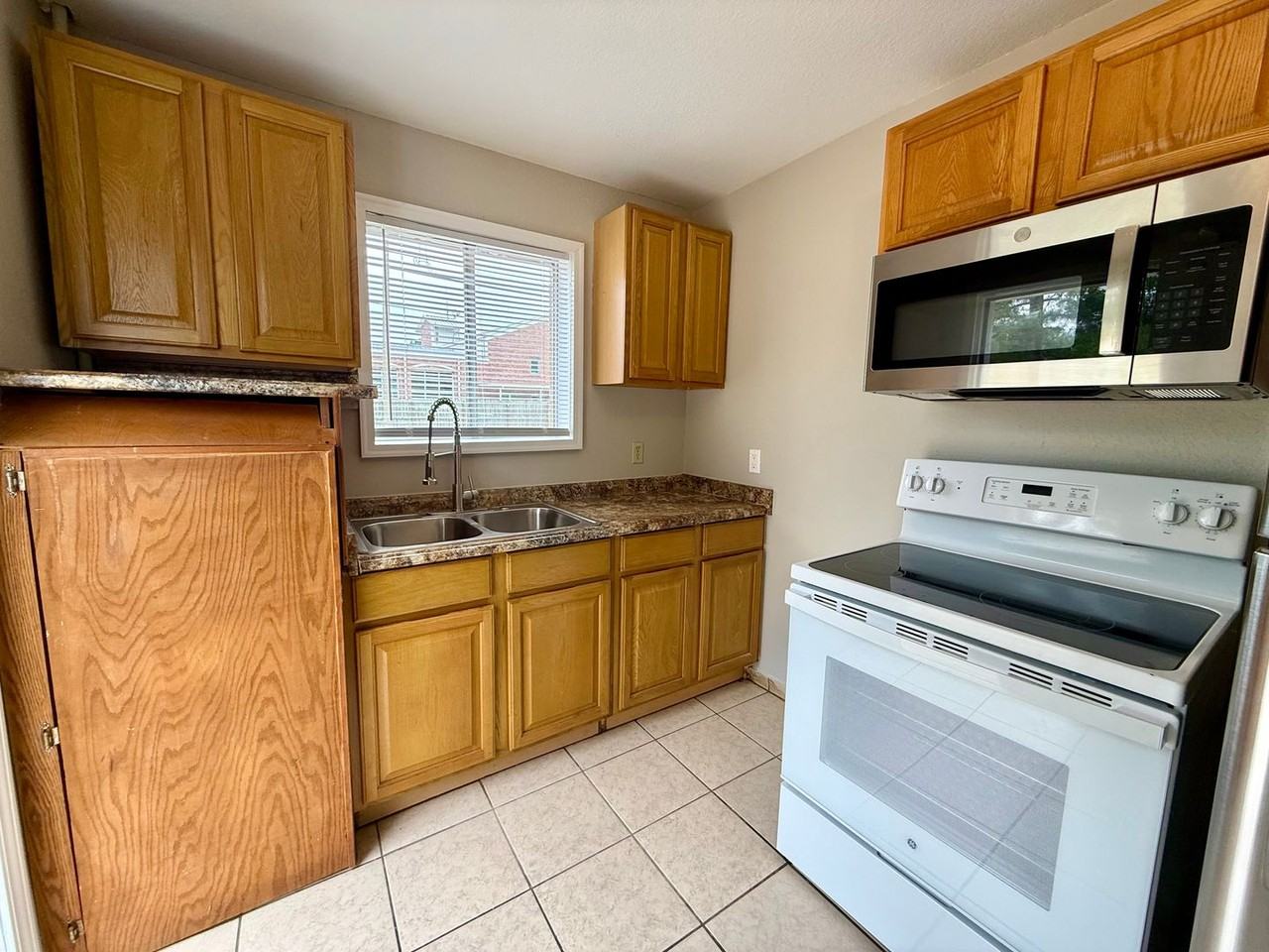204 N 16th Ave - Photo 5 of 18
