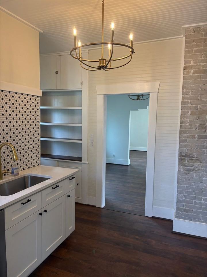 2802 W Grace Ave - Photo 4 of 13