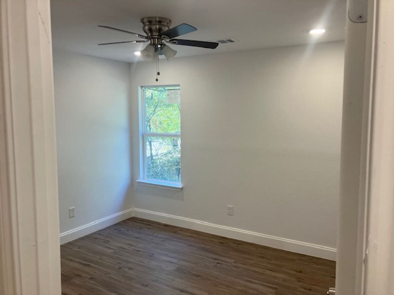 110 Bowie St - Photo 4 of 11