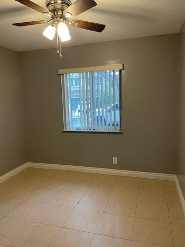 6352 Nw 36th Ave - Photo 6 of 10