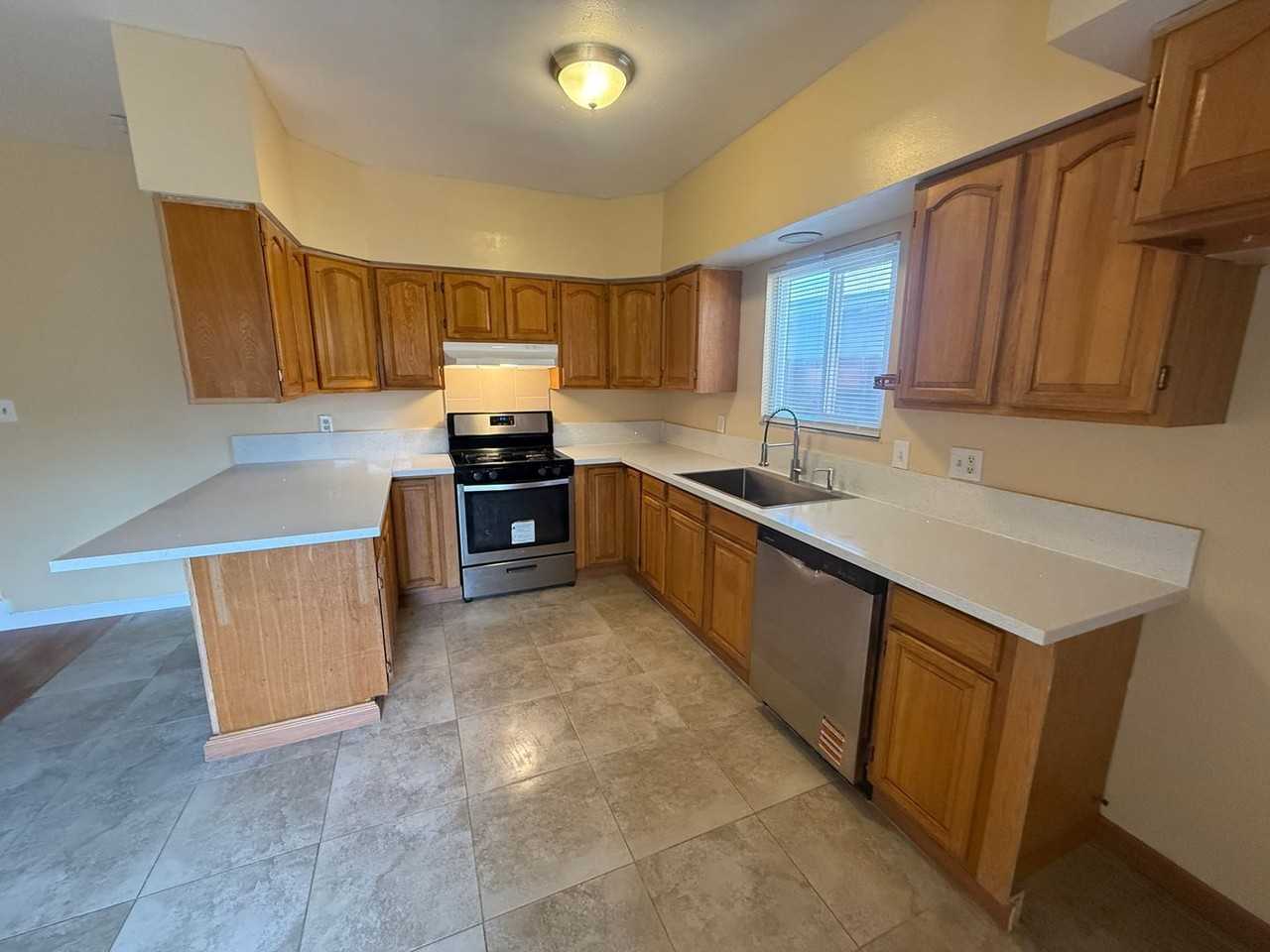 929 6th St - Photo 3 of 5