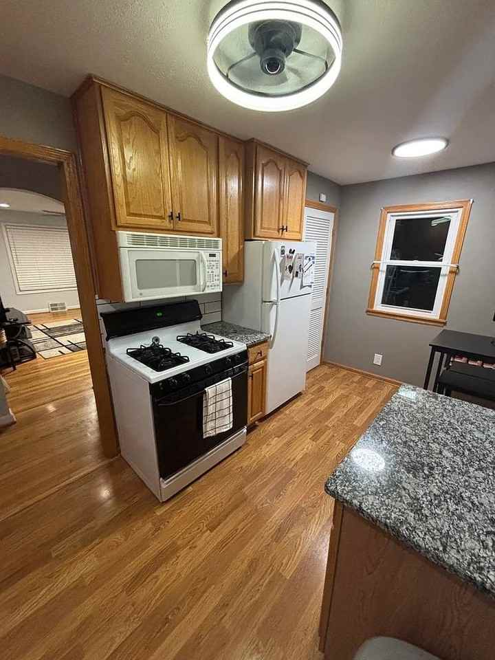 5115 Pierce St - Photo 3 of 19