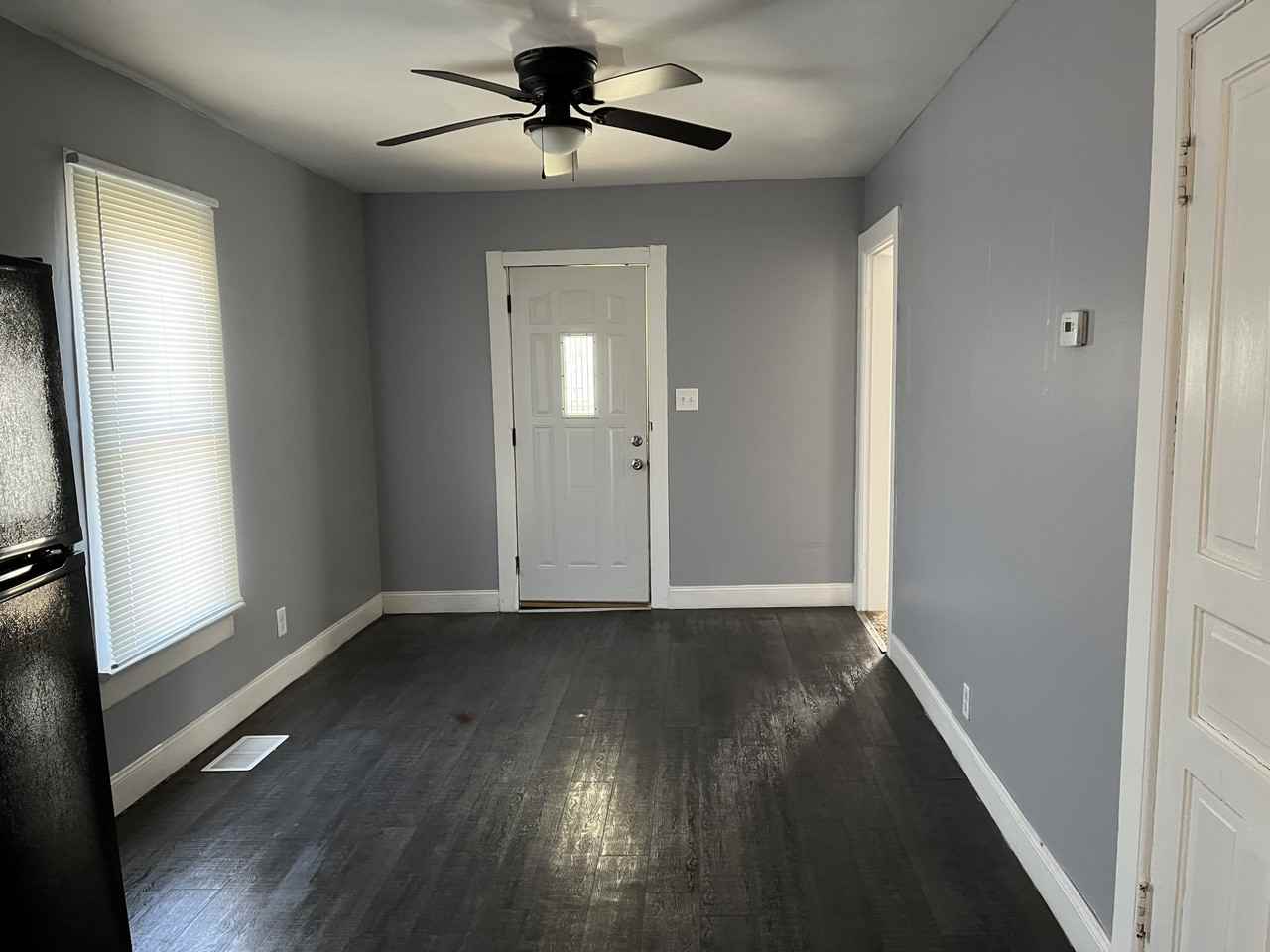 124 W Mark St - Photo 3 of 12