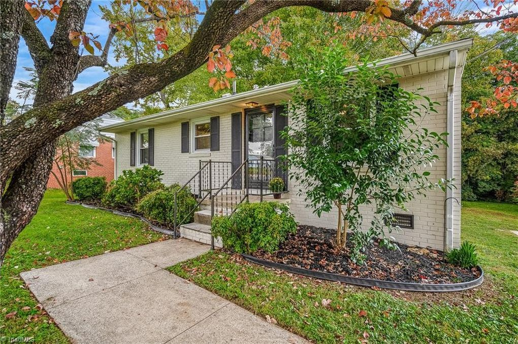 2702 Summit Ave - Photo 3 of 13