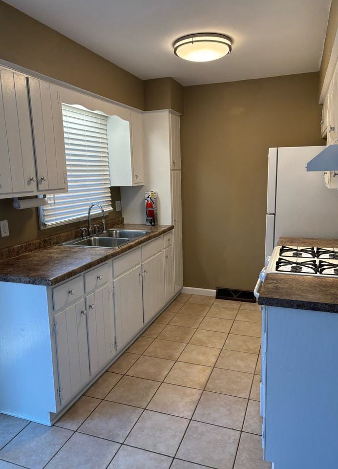 1320 S Curry Pike - Photo 4 of 19