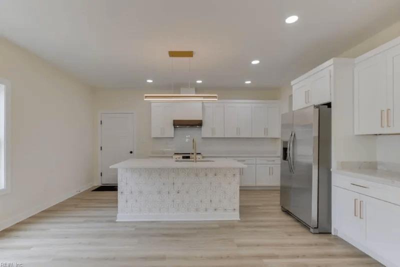 1326 24th St - Photo 3 of 9