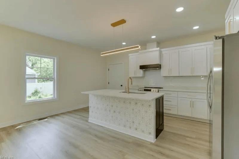 1326 24th St - Photo 5 of 9