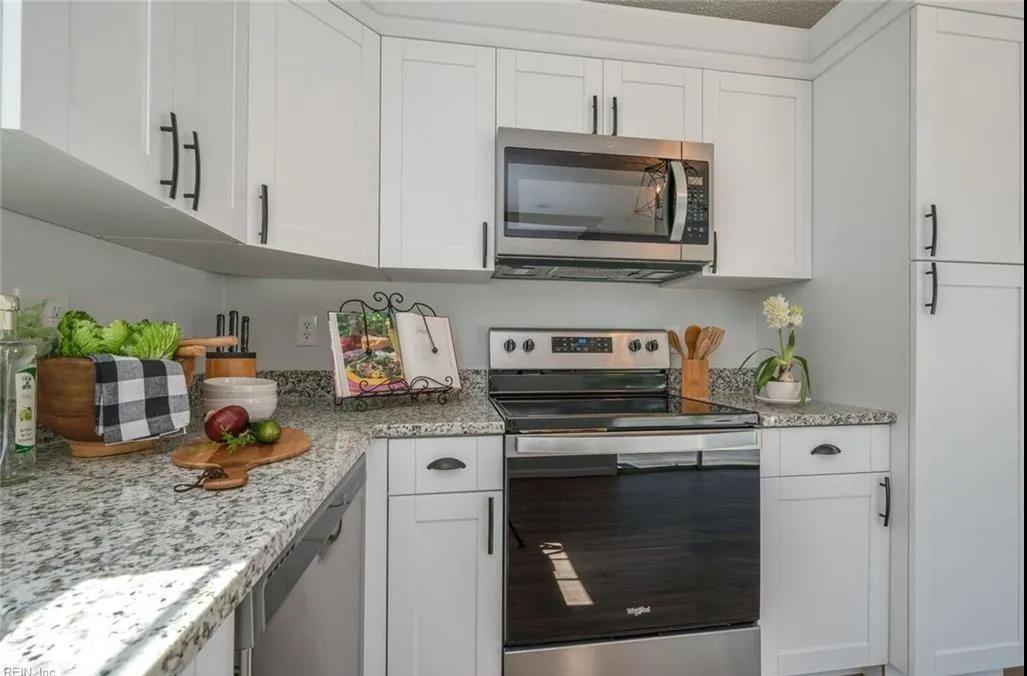 4865 Hampshire Ave - Photo 5 of 10