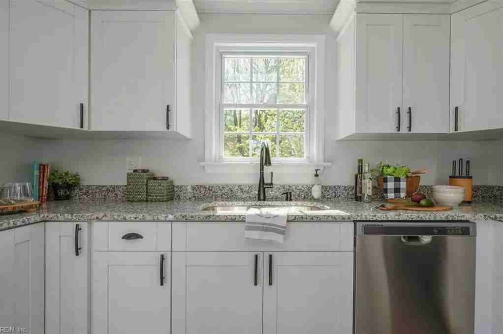 4865 Hampshire Ave - Photo 6 of 10