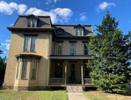 featured image of 936 W 4th St