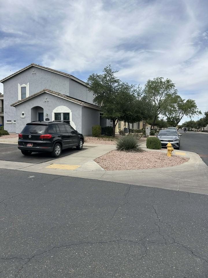 17716 West Mandalay Lane - Photo 3 of 33