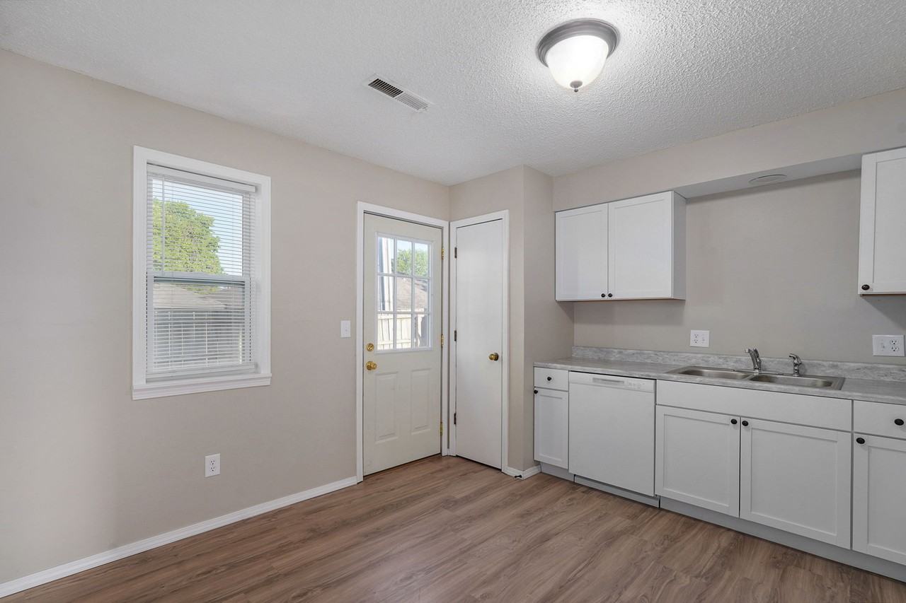 1203D N Main St #D - Photo 6 of 14