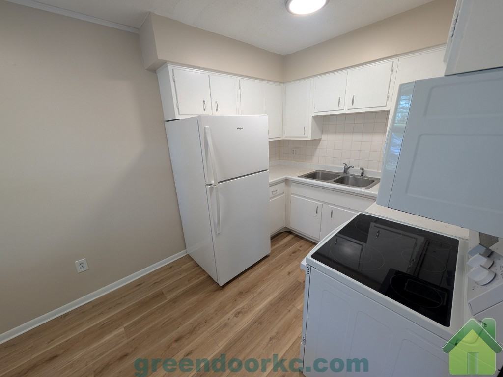 403 Holiday Dr #403 - Photo 2 of 9