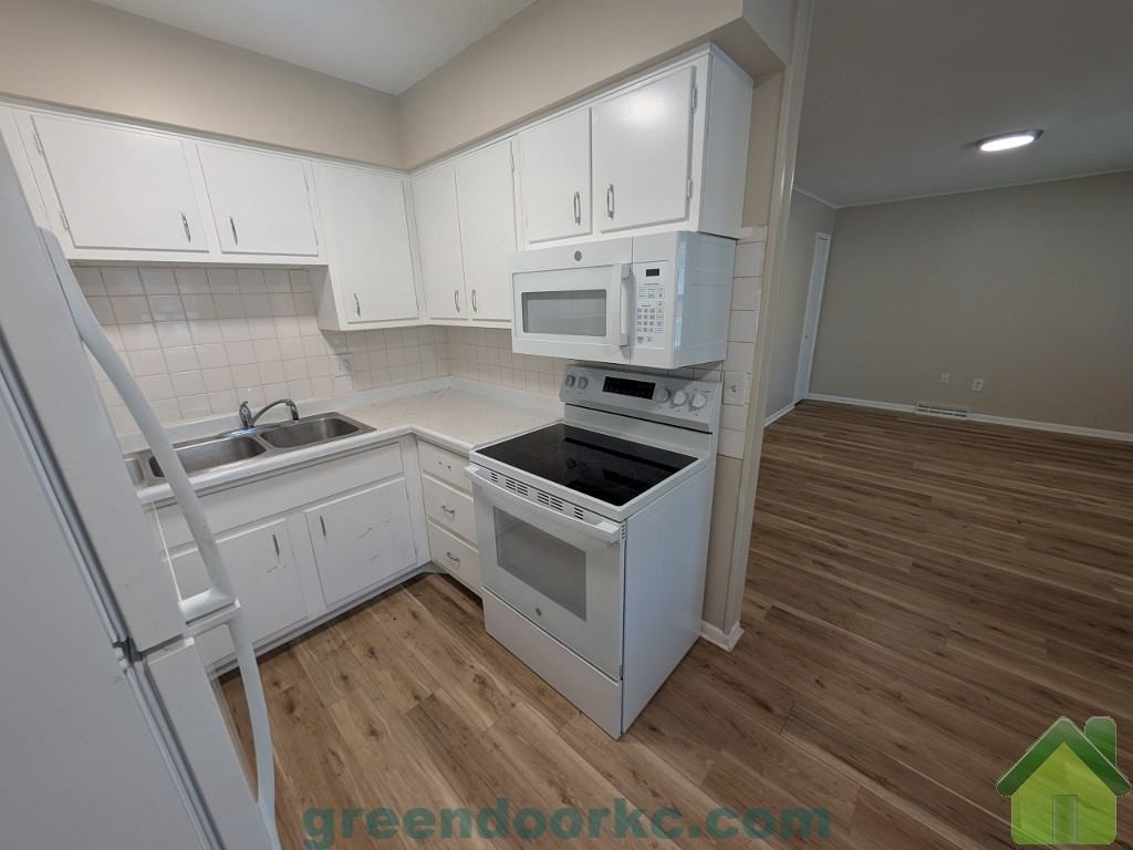 403 Holiday Dr #403 - Photo 3 of 9