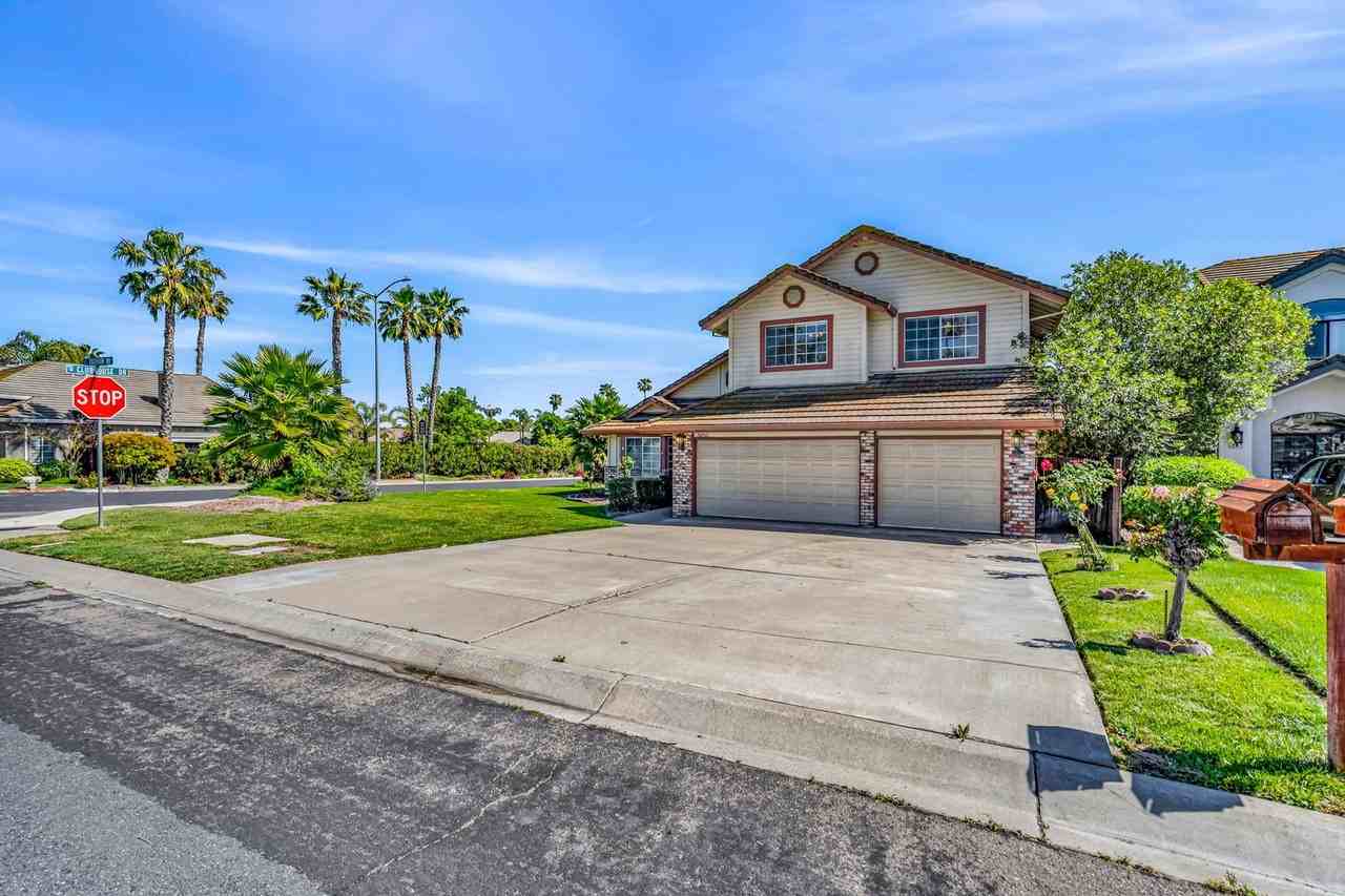 5650 Edgeview Dr - Photo 3 of 50