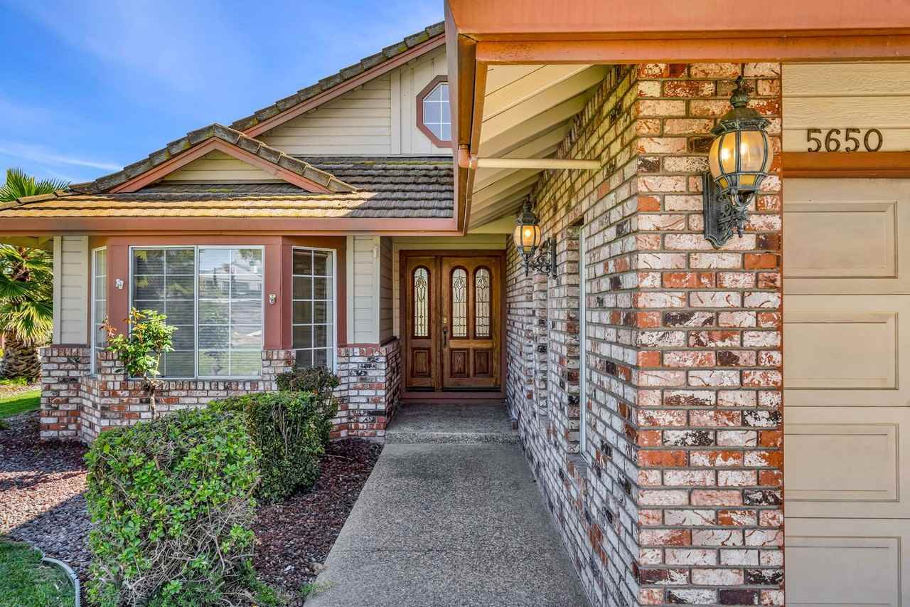 5650 Edgeview Dr - Photo 6 of 50