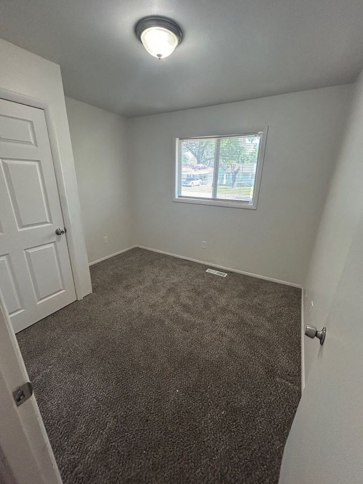 1162 Smith St - Photo 5 of 7