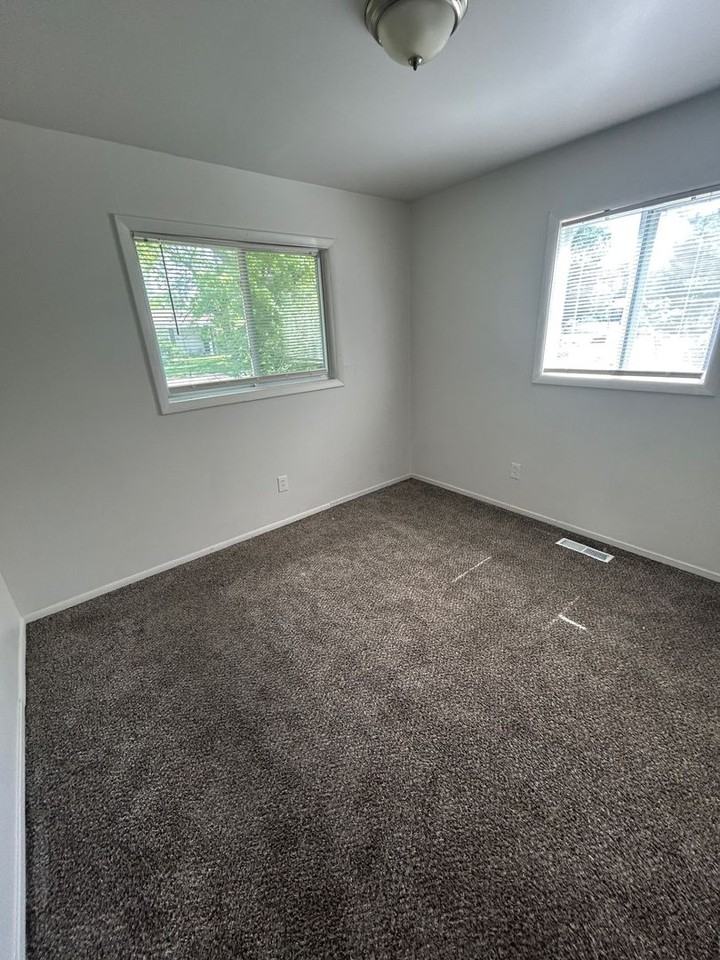 1162 Smith St - Photo 6 of 7