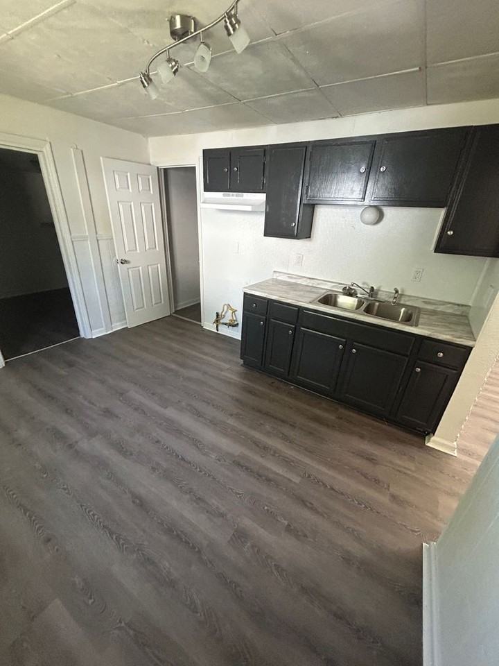 1405 Williams St - Photo 2 of 8