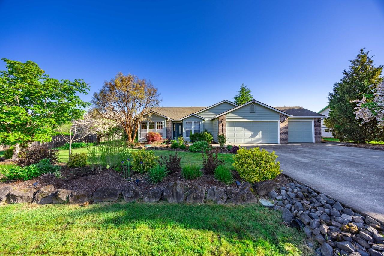 11014 Ne 197th St - Photo 3 of 34