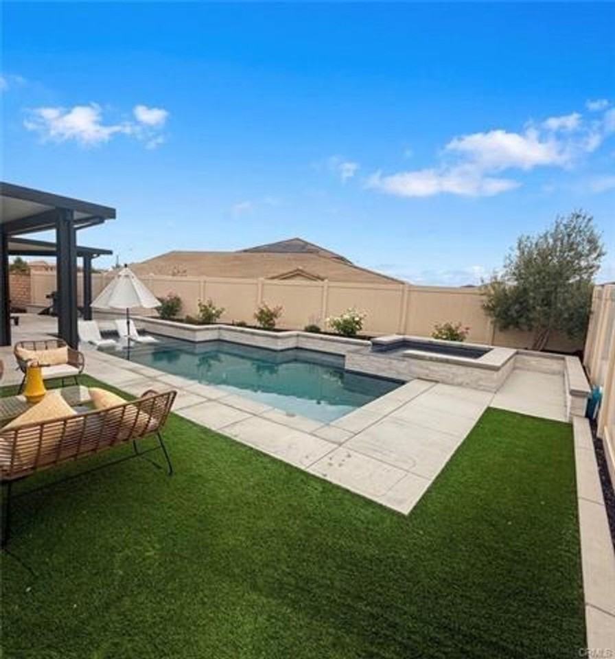 24347 Insignia Dr - Photo 2 of 12