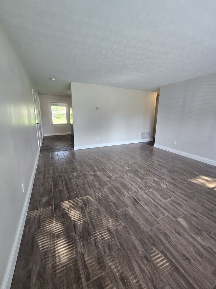 996 Brookcrest Dr #1 - Photo 4 of 12