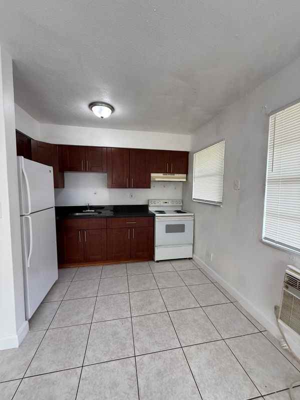 5211 Nw 17th Ct ##1 - Photo 2 of 9