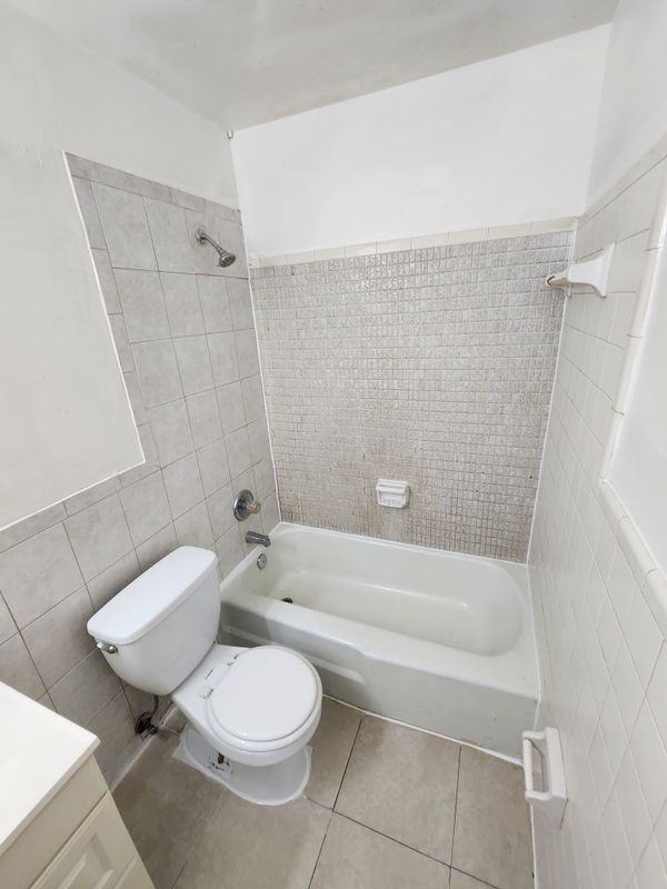 5211 Nw 17th Ct ##1 - Photo 6 of 9