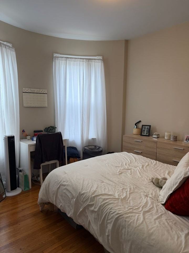 122 Nott St - Photo 4 of 9