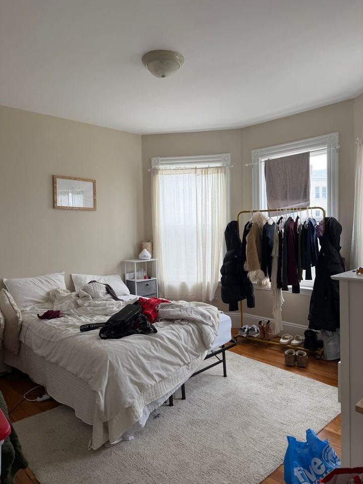 122 Nott St - Photo 5 of 9