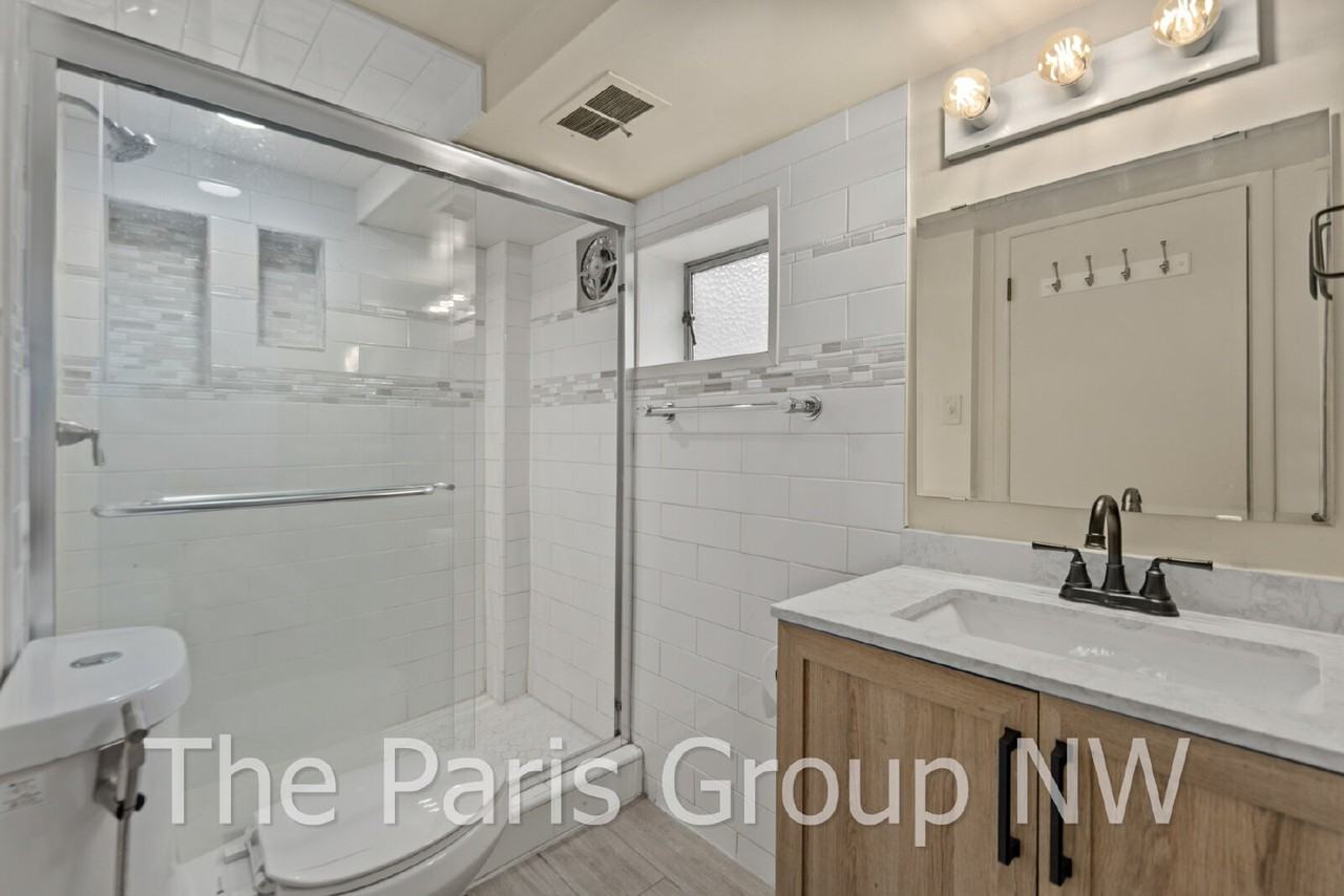 12205 Ne 65th St - Photo 4 of 44