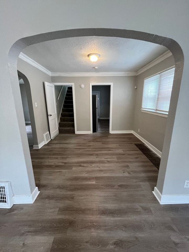 6126 S Benton Ave - Photo 4 of 12