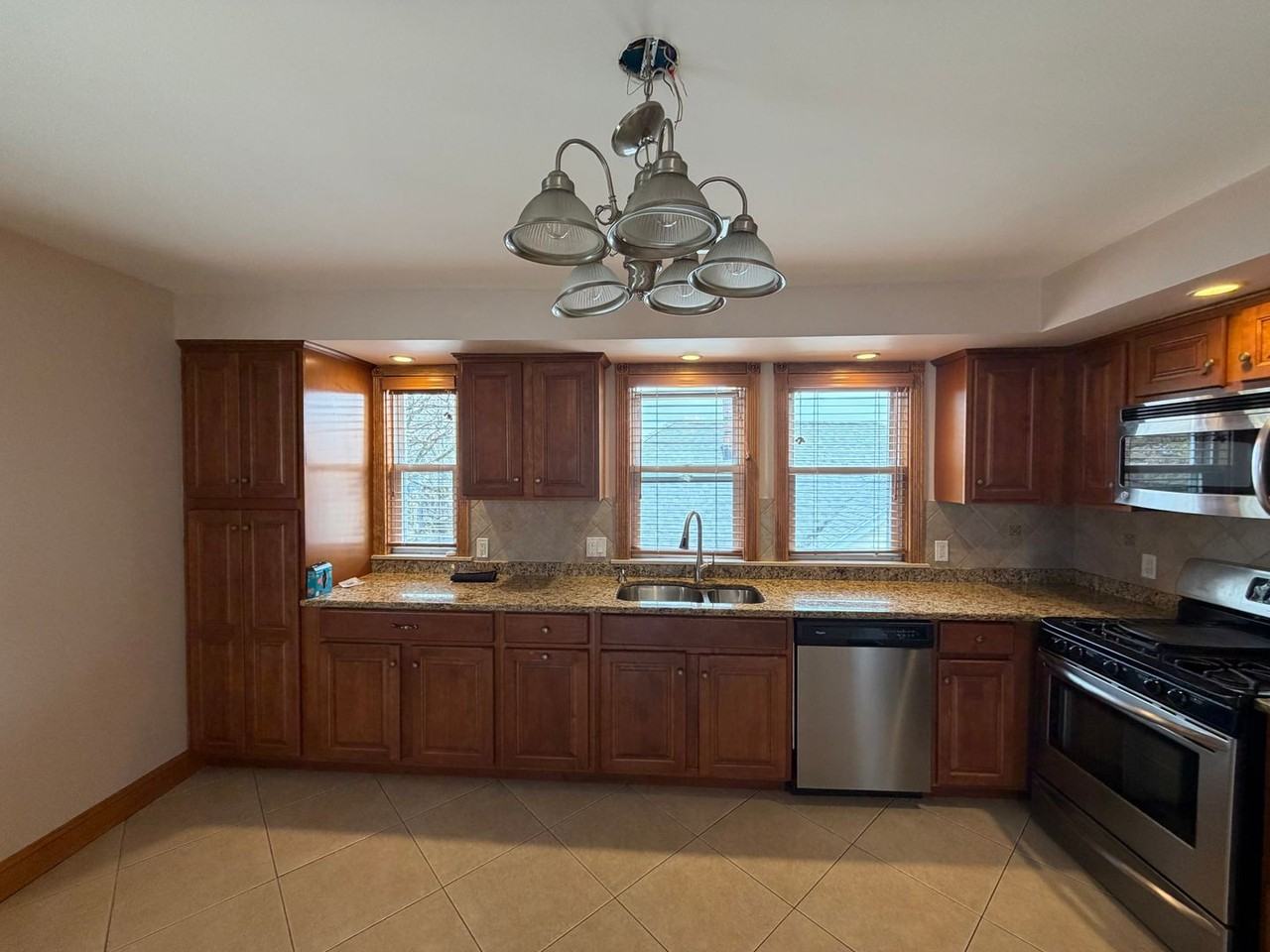 3537 John St - Photo 4 of 22