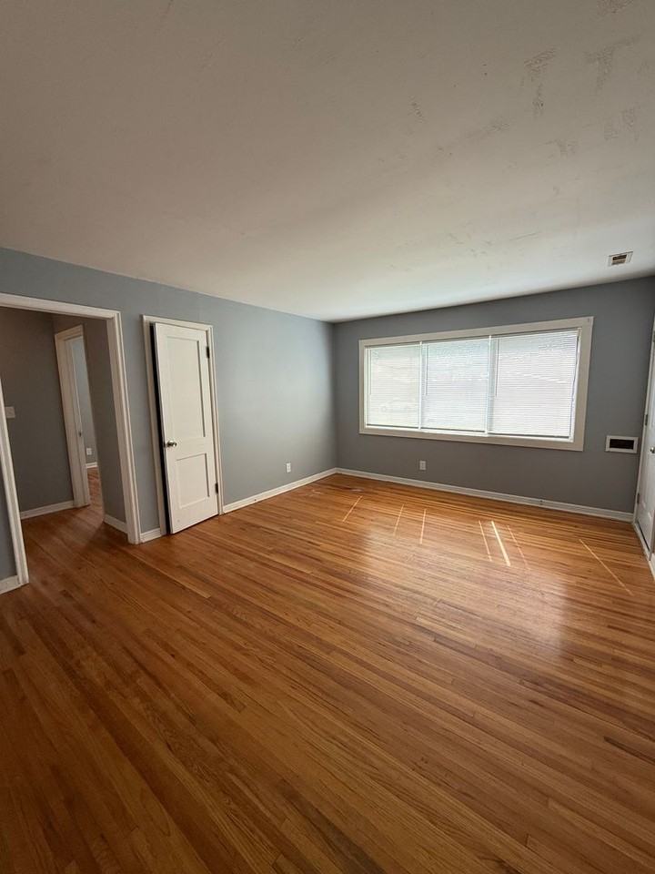 638 S Woodlawn Blvd - Photo 3 of 24