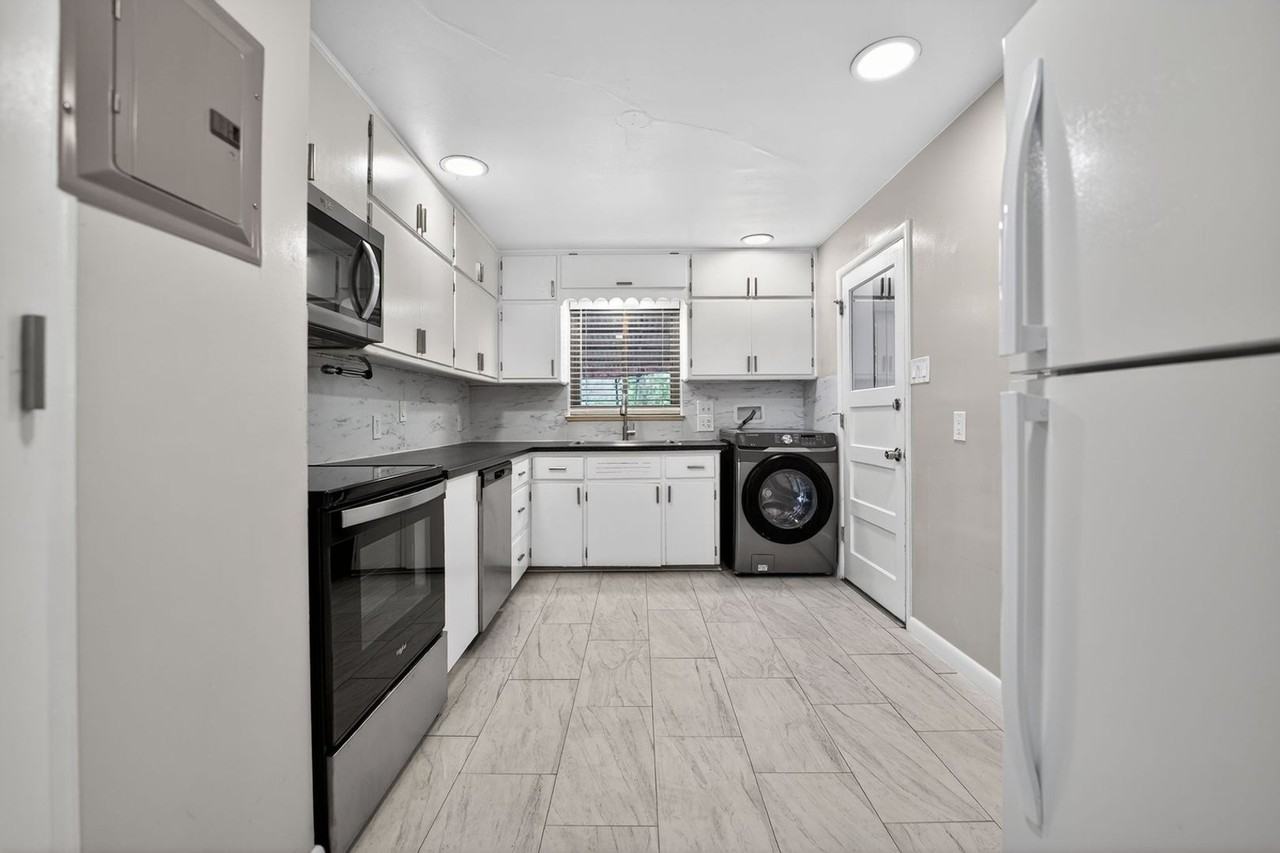 11111 E Montview Blvd - Photo 2 of 33