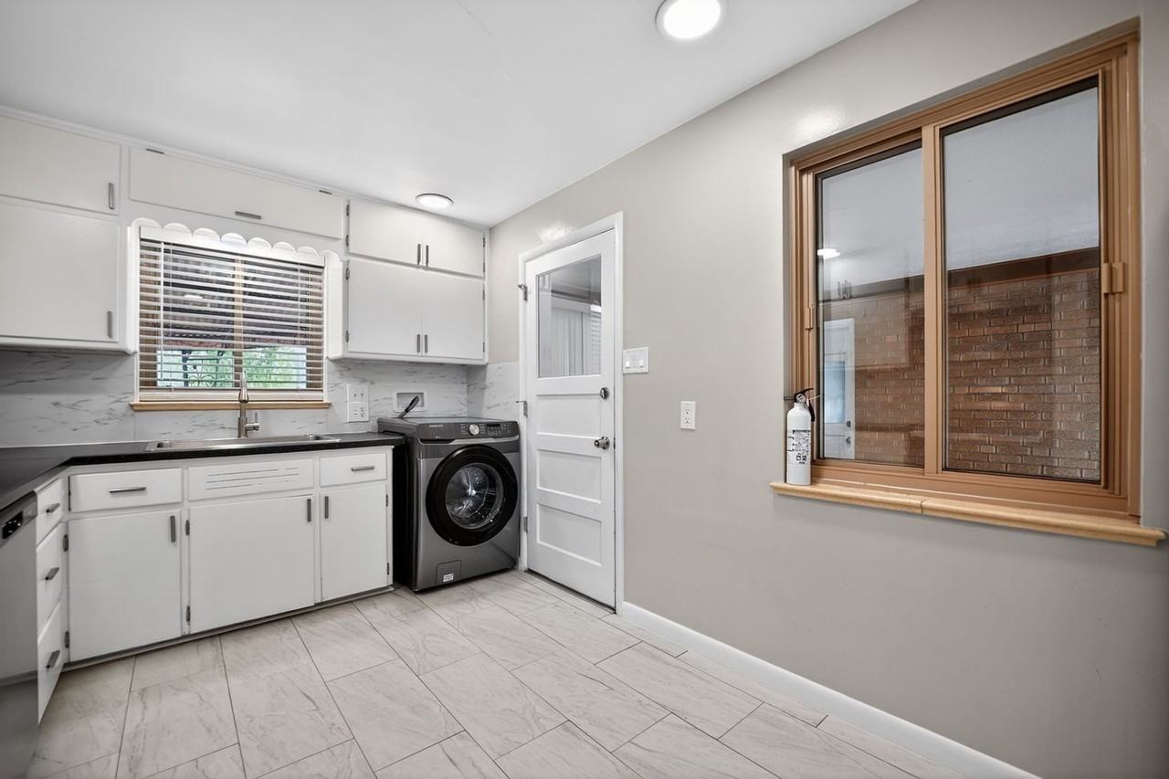 11111 E Montview Blvd - Photo 3 of 33