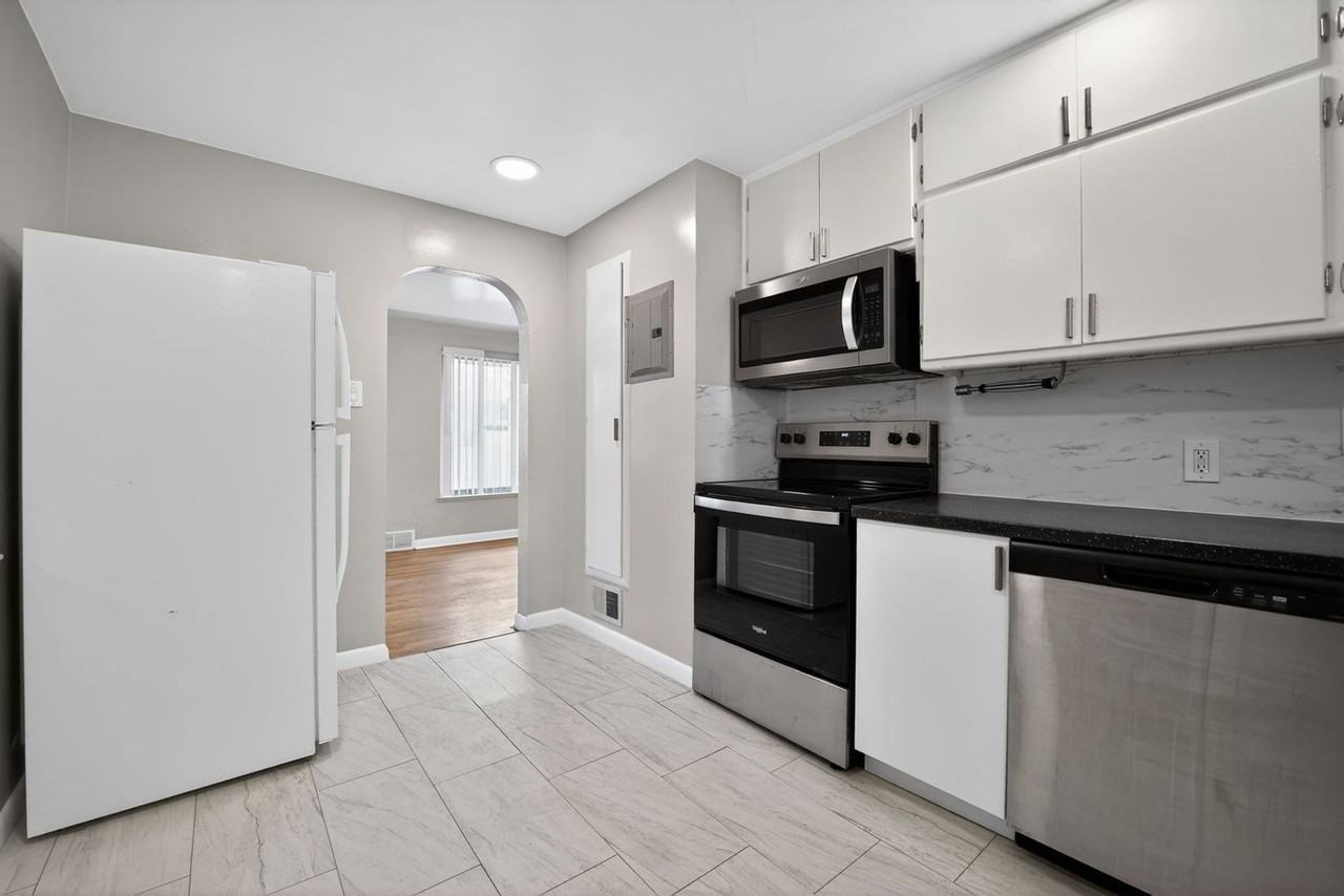 11111 E Montview Blvd - Photo 4 of 33