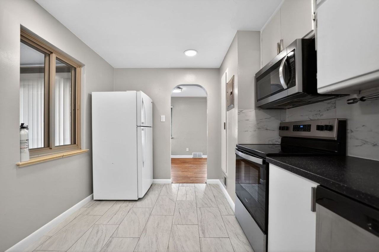 11111 E Montview Blvd - Photo 5 of 33