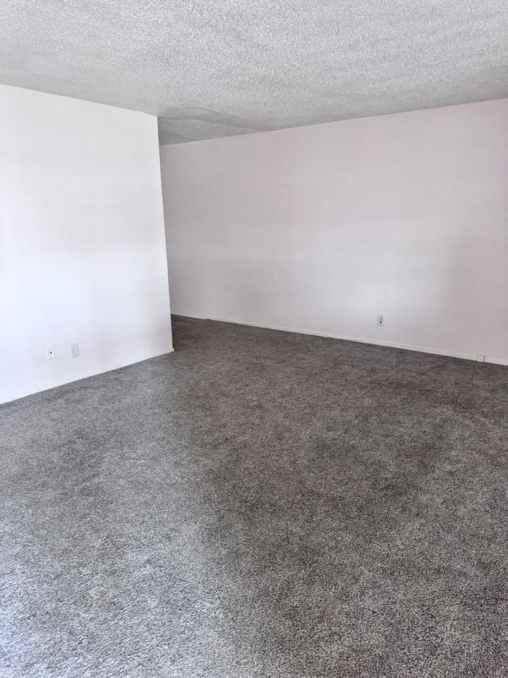 1129 S 124th East Ave - Photo 3 of 18