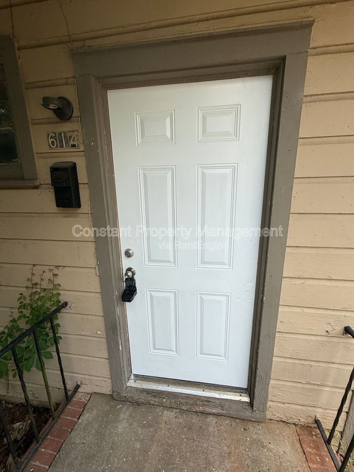 614 W Poplar St - Photo 3 of 19