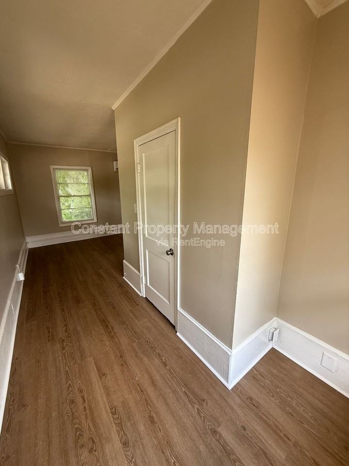 614 W Poplar St - Photo 4 of 19