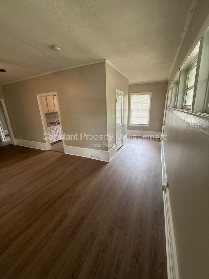 614 W Poplar St - Photo 5 of 19