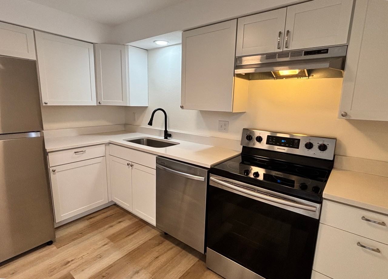 429 Thomas St Nw #A - Photo 2 of 16