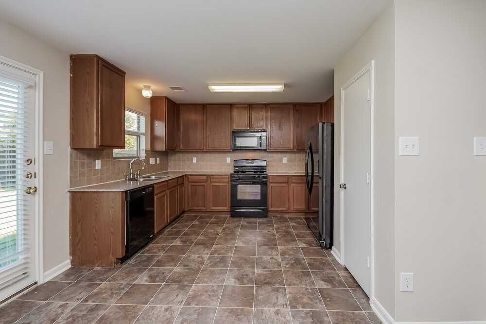 20730 Dickinson Manor Ln - Photo 3 of 15