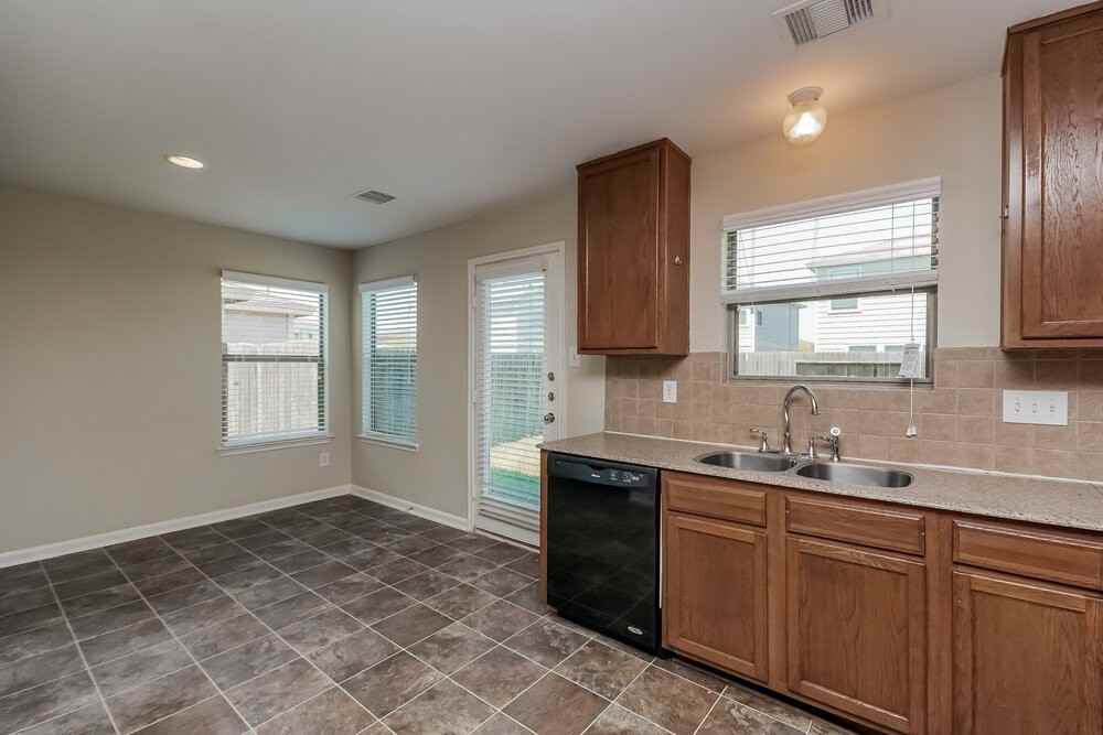 20730 Dickinson Manor Ln - Photo 4 of 15